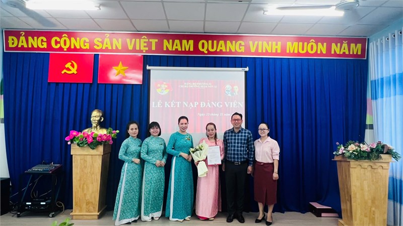 Bí thư chi đoàn mầm non 12 - thân thị ngọc quyên - đoàn viên ưu tú vinh dự đứng vào hàng ngũ của đảng